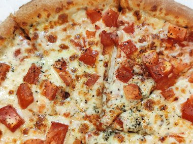 Domates peynirli İtalyan pizza Margherita