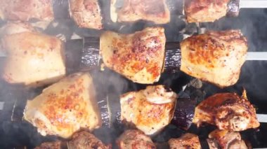 Izgarada et ve sebze. Şişlerde şiş kebabı pişirme.