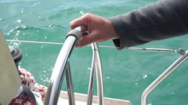 Yatta direksiyon kontrolü. Kaptan deniz yatı kontrol eder. Skipper geminin direksiyonu döndürür. Okyanus gezileri ve maceralar. Close