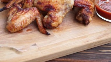 Ahşap masada sriracha soslu tavuk kanatları