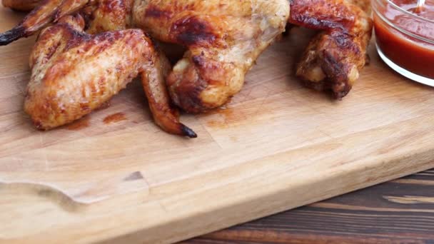 Chicken Wings Mit Sriracha Sauce Auf Holztisch — Stockvideo