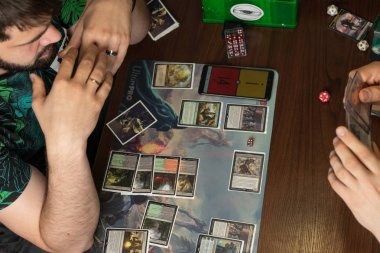 Soçi, Rusya-17 Mayıs 2019: Hipster yeni genişleme oyunu The War of the Spark Magic The Gathering turnuvada yarışıyor
