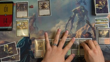 Adam Spark Magic Gathering Savaşı'nda oyun için bir set ortaya koyar. En İyi Görüntü