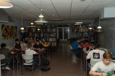 Yeni genişleme oyunu The War of the Spark Magic The Gathering turnuvasına katılanların fotoğrafı