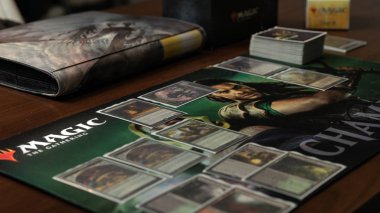 Oyun masasında yatan oyun Magic The Gathering için fotoğraf seti