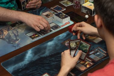 İki adam yeni genişleme oyunu Spark Magic Gathering Savaşı oynuyor