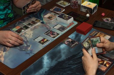 İki adam yeni genişleme oyunu Spark Magic Gathering Savaşı turnuvaya katılmak