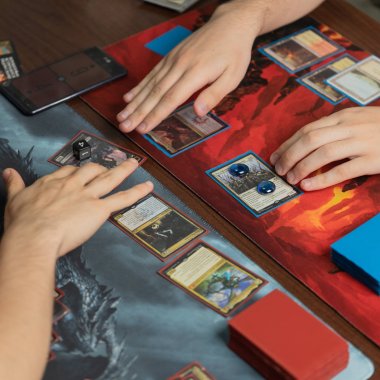 İki adam yeni genişleme oyunu Spark Magic Gathering Savaşı turnuvada yarışıyor