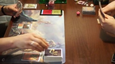 İki adam masa oyunu Magic The Gathering oynuyor. Masa oyunu konsepti