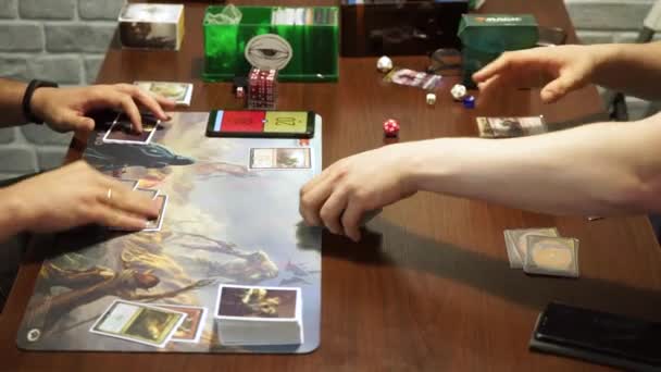 Adam Yeni Genişleme Oyunu Spark Magic Gathering Savaşı Oynuyor — Stok video