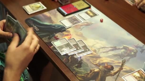 Joven Sosteniendo Una Baraja Cartas Magic Gathering Nuevo Juego Expansión — Vídeo de stock