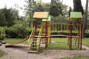 Parkta demir çok renkli oyun alanı. Çocuklar için doğa eko-Playground ile uyum içinde