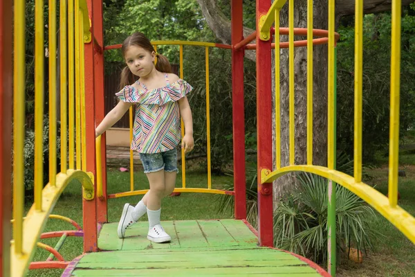 Çocuk modası. Modaya uygun şeylerde küçük kız oyun alanında poz verirken. Üç ya da dört yaşında amazing küçük çocuk model olarak poz.
