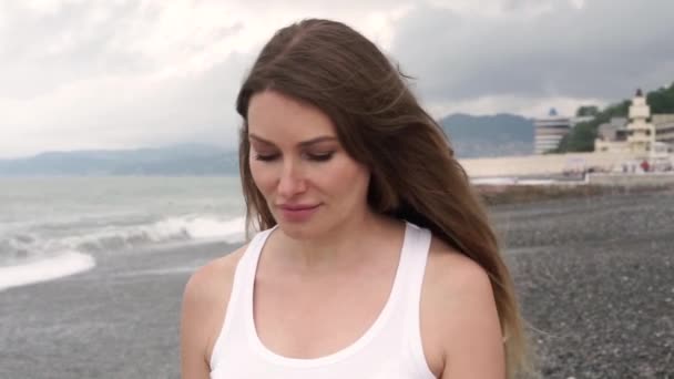 Gün Batımında Kayalık Bir Sahilde Yürüyen Bir Kız Sahil Boyunca — Stok video