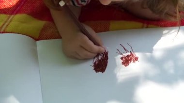 Renkli keçeli kalem renkli bir battaniye üzerinde yalan. Anaokulunda boş zaman