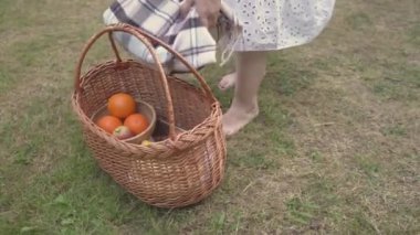 Yavaş hareket kadın elinde meyve bir hasır sepeti alır