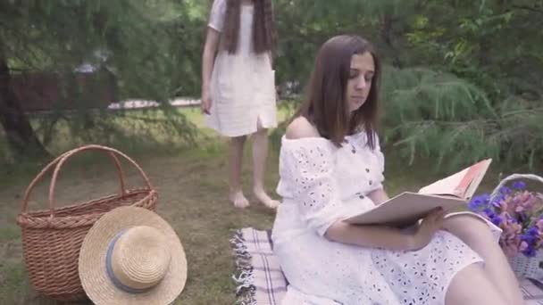 Güzel Küçük Kızı Annesine Gözlerini Kapatır Anne Kızı Parkta Oynuyor — Stok video