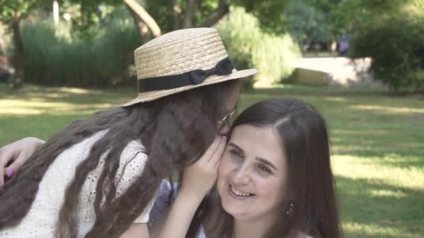 Het Meisje Fluistert Het Oor Van Haar Moeder Vrouwen Geheimen — Stockvideo