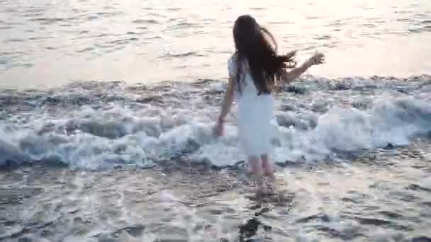 Маленька Дівчинка Грає Босоніж Береговому Морі Дівчина Білій Сукні Щаслива — стокове відео