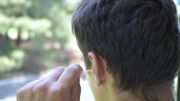 Adolescent Nettoie Son Oreille Avec Coton Tige Jeune Homme Utilise — Video