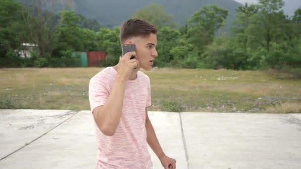 Podrážděný Mladý Muž Mluví Telefonu Teenager Rozzlobený Hází Telefon Zem — Stock video