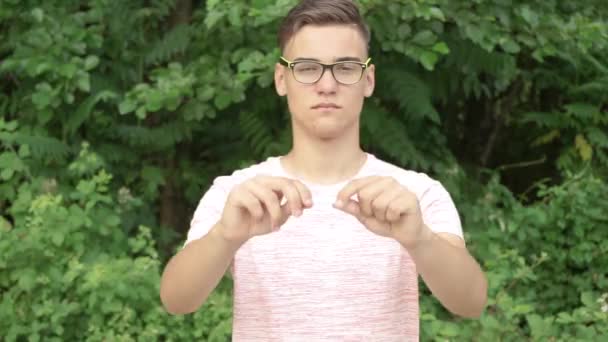 Teenager Zerbricht Eine Zigarette Teenager Mit Dem Rauchen Aufhören — Stockvideo