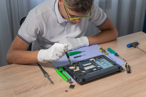 Manutenção da garantia do computador portátil ou do PC, teste e reparo . — Fotografia de Stock