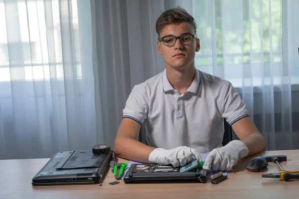 Reparação de computador portátil. Reparador de computador em oficina de TI — Fotografia de Stock