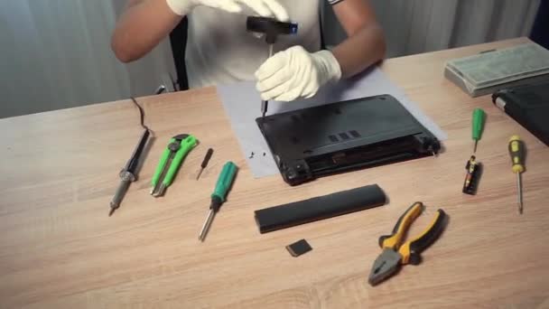 Servicekraft Und Fachkraft Arbeitsplatz Service Center Für Laptop Reparatur — Stockvideo