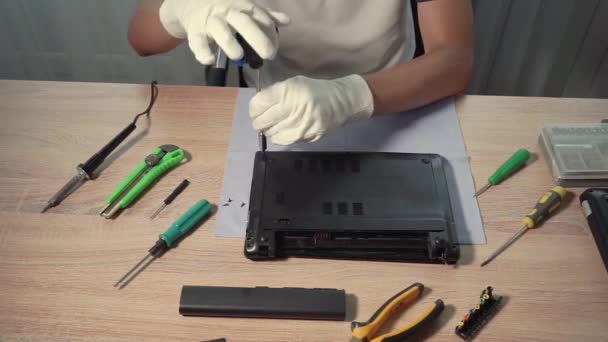 Close Tiro Mãos Masculinas Luvas Brancas Trabalhando Desmontagem Laptop — Vídeo de Stock