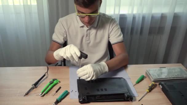 Hombre Reparar Ordenador Portátil Centro Servicio Servicio Reparación Reparación Concepto — Vídeo de stock