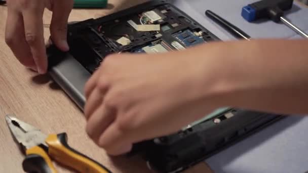 Service Reparatie Van Een Laptop Laptop Thuis Close — Stockvideo