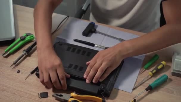 Teenager Putzt Laptop Hause Mit Bürste Vom Staub — Stockvideo