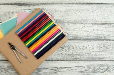 Okul için konsept hazırlık, okul malzemeleri silgi, kalem, keçe kalem, marker, pusula, defter. Düz Lay