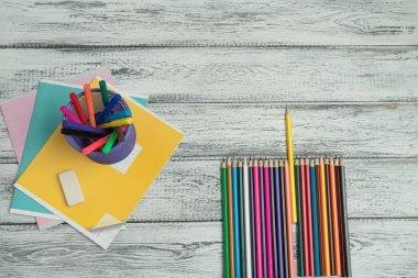 Okul malzemeleri kavramı, Flat Lay üst görünüm Okul malzemeleri silgi, kalem, keçe kalem, marker, defter fotoğraf.