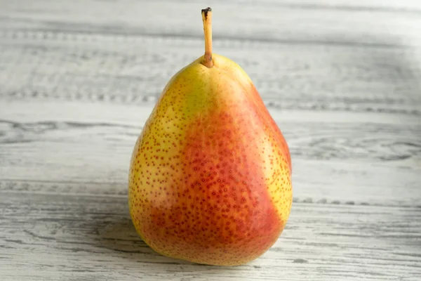 白色木桌上的黄红熟梨 — 图库照片