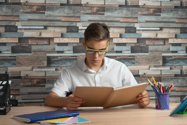 Teenager reading a book and doing homework. Concept of education — Stock Photo, Image