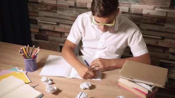 Uczeń Wykonuje Pracę Domową Pisze Księdze Copybook Bałagan Pulpicie — Wideo stockowe