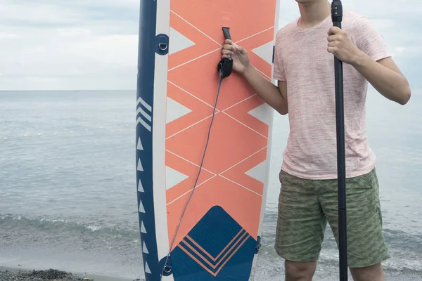 Giovane surfista con tavola SUP Stand up paddle boarding sulla costa — Foto Stock