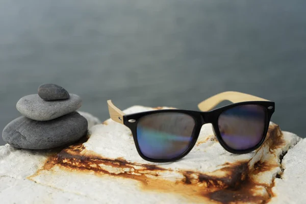 Sunglasses on the background of the sea. Travel concept — Stock Photo, Image