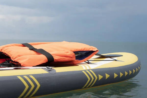 サーフボードやサーフィンは、オープン海でクローズアップ.入浴安全コンセプト — ストック写真