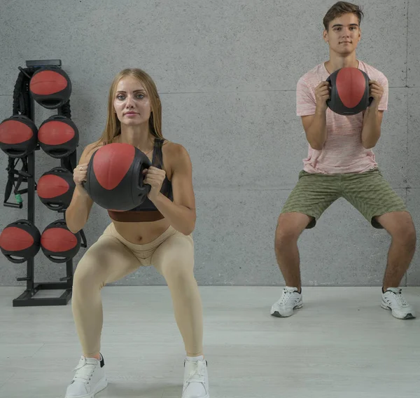 Entrenamiento de Fitball, ejercicio usando bolas. Entrenamiento en grupo en la sala de fitness — Foto de Stock