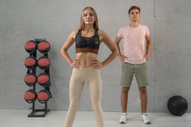 Çift spor salonunda ısınmak yapıyor. Sağlıklı yaşam tarzı. Fitness topları ile eğitim