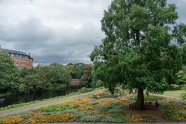 Şehir Parkı'nın manzarası, nehir veya kanal tarafından dinlenin. Avrupa kentsel rekreasyon alanları. Kamusal alan