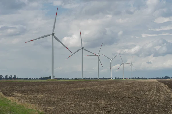 Skupina větrných mlýnů pro obnovitelnou elektrickou energii. Větrné turbíny v zemědělské krajině. Větrná farma — Stock fotografie