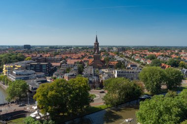 Leeuwarden, Hollanda, 23 Ağustos 2019: Friesland, Hollanda'daki eski bölge ve kanallar Leeuwarden şehrinin en iyi görünümü