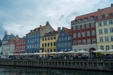 Kopenhag, Danimarka, 15 Ağustos 2019: Nyhavn kanalı veya New Harbour'un görüntüsü Kopenhag'da sahil bölgesidir.