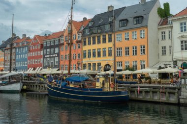 Kopenhag, Danimarka, 15 Ağustos 2019: Kopenhag'da Nyhavn'da demirlemiş yatların görüntüsü