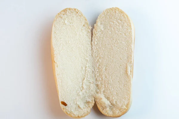 Sosisli çörek veya ekmek beyaz bir arka plan üzerinde ikiye kesilmiş. Üstte görüntü — Stok fotoğraf