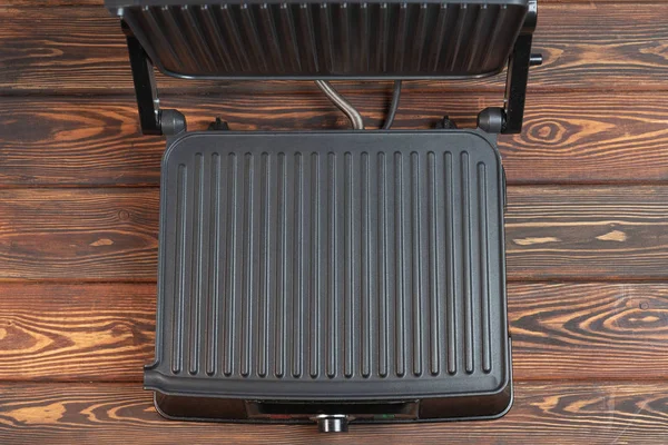 Koyu arka planda ev elektrikli barbekü. Barbekü